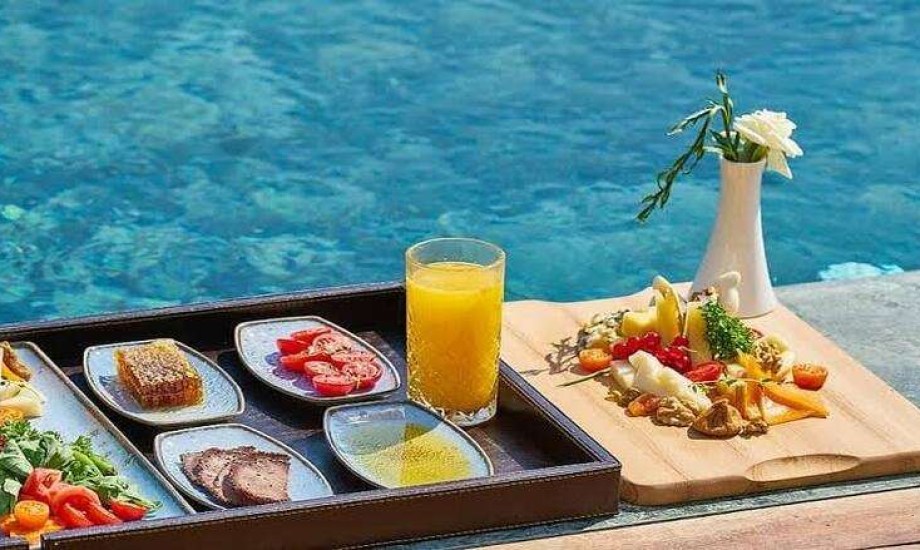 هل السباحة بعد الأكل حقا خطر مميت؟