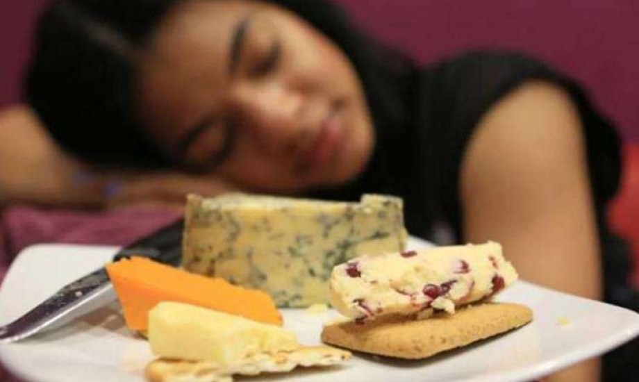 لماذا يعاني بعض الأشخاص من كوابيس بعد تناول الجبن؟