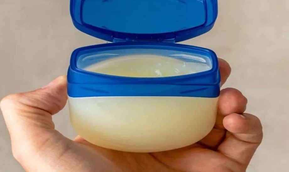 8 مشاكل جلدية شائعة في الصيف.. حلولها بالفازلين