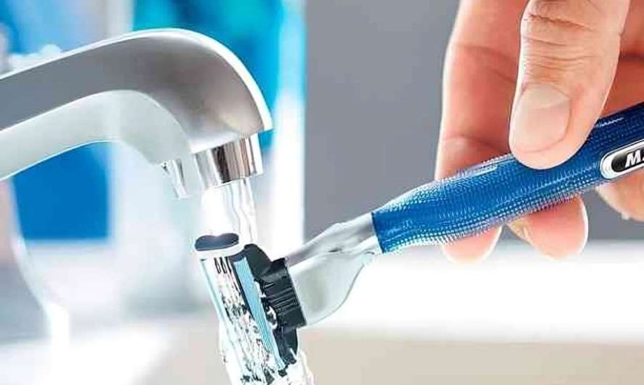 الطريقة الصحيحة لتعقيم ماكينة الحلاقة في المنزل