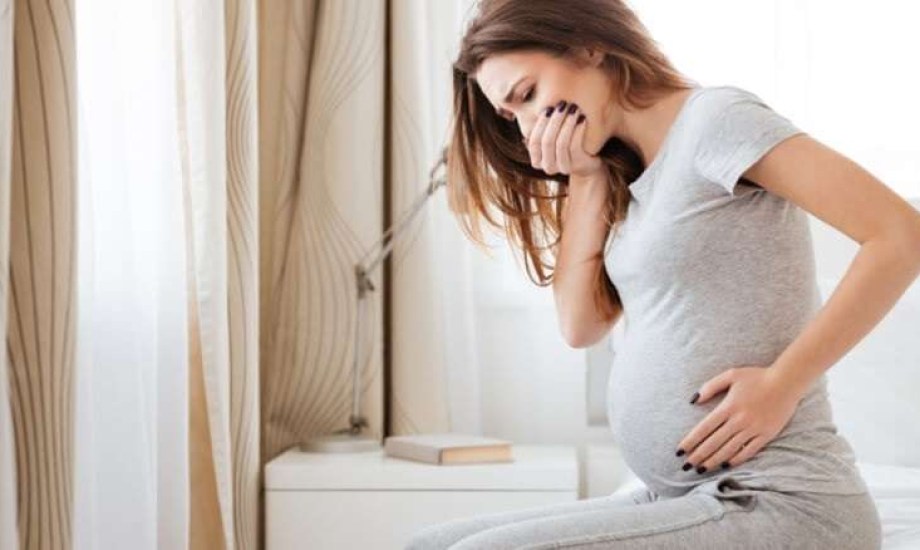 لماذا تعاني الحوامل من غثيان الصباح؟