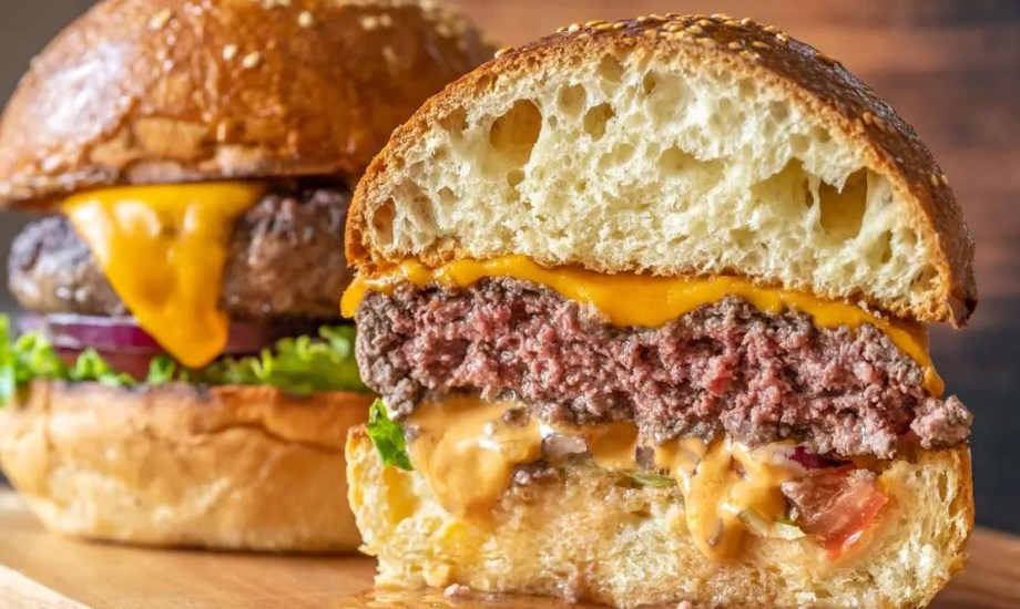 البرجر غير مكتمل النضج يزيد خطر التسمم الغذائي