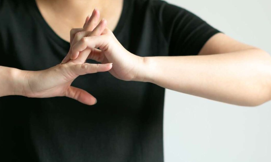 طقطقة الأصابع ليست مجرد صوت.. خطر يهدد مفاصلك مع التقدم بالعمر