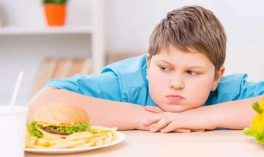 كيف تحمي طفلك من السمنة وأضرارها الصحية؟