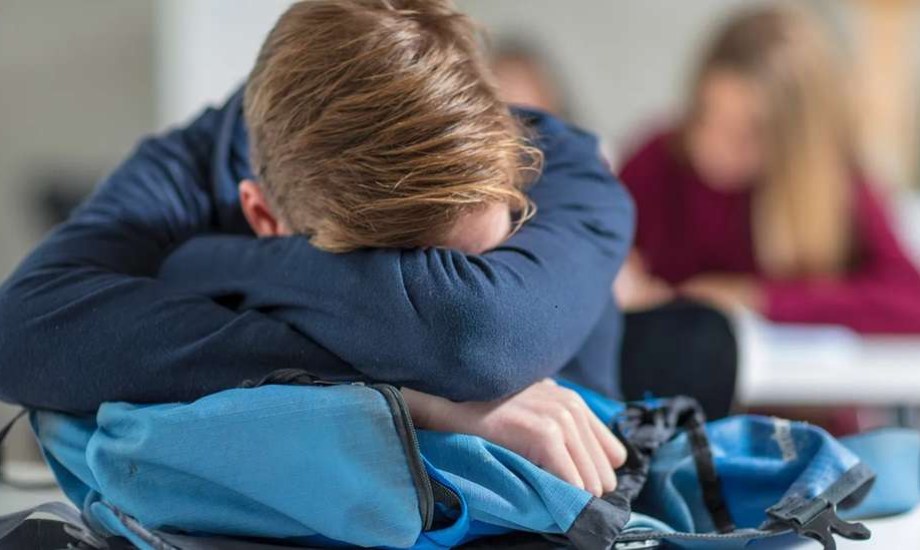 الاستيقاظ المتكرر وقلة النوم.. علامة خطر على صحة المراهقين النفسية