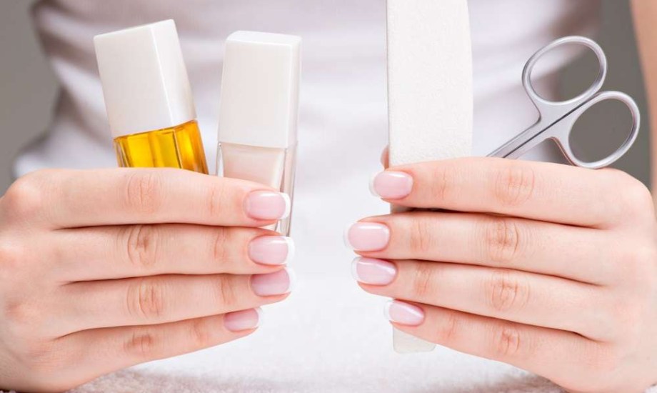 كيف تزيلين الأكريليك بنفسك دون أن تكسري أظافرك الطبيعية؟