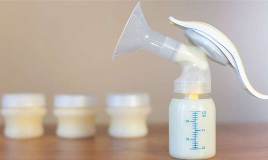 يُنصح بتقدم حليب الثدي المُخزن للطفل في نفس وقت ضخه