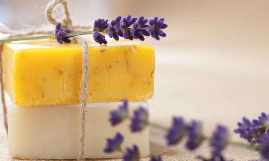 ينصح باستخدام الصابون التقليدي لتنظيف البشرة