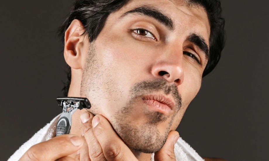 3 عادات خطأ في الحلاقة تضر بشرتك