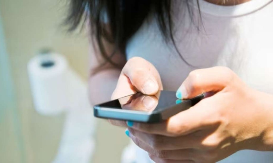 تصفح الهاتف في المرحاض يزيد خطر الإصابة بالبواسير بنسبة 46%