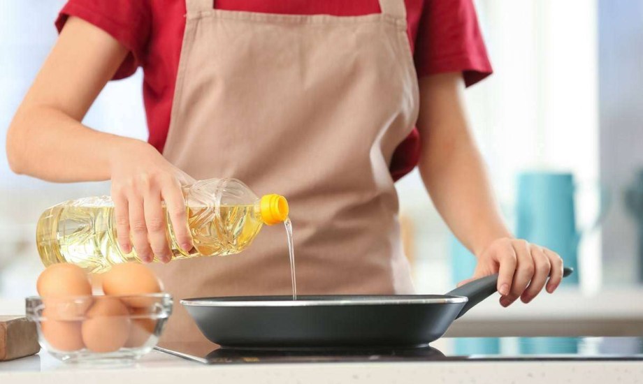 كيف يدمر زيت الطهي المكرر بشرتك دون أن تدري؟