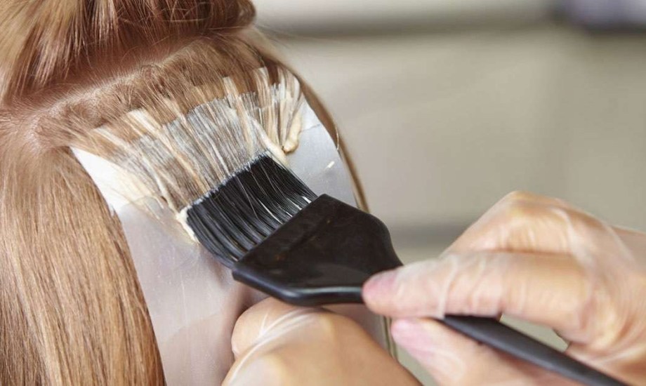 كيف تؤثر صبغة الشعر في فروة الرأس؟