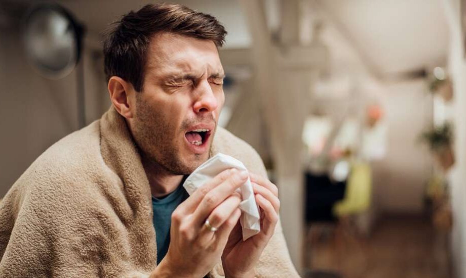 لماذا يحذر الأطباء من استخدام اليدين لتغطية الفم أثناء العطس؟