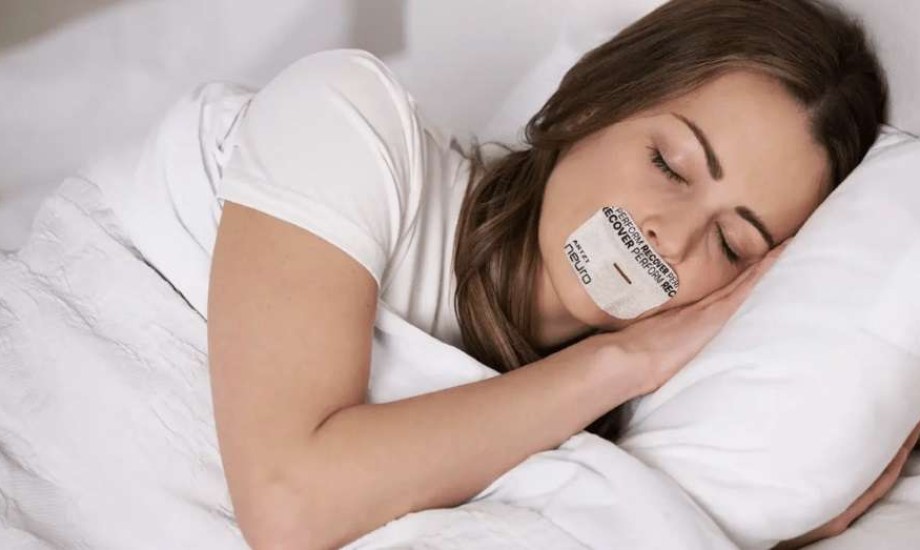 لصق الفم أثناء النوم قد يهدد الحياة