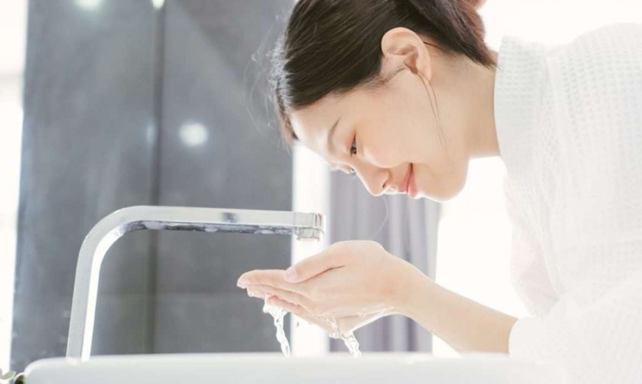 9 عادات خاطئة لتنظيف الوجه تضر ببشرتك