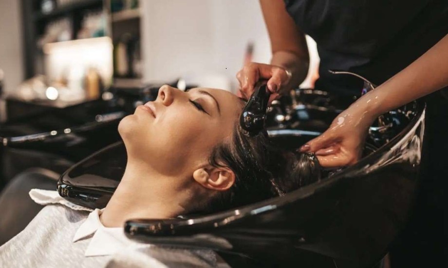 عادة شائعة في صالونات التجميل تسبب سكتة دماغية