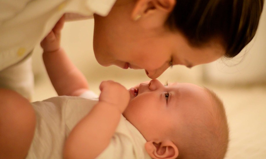التلامس الجسدي المباشر بين الأم والرضيع يعزز نمو الدماغ لديه