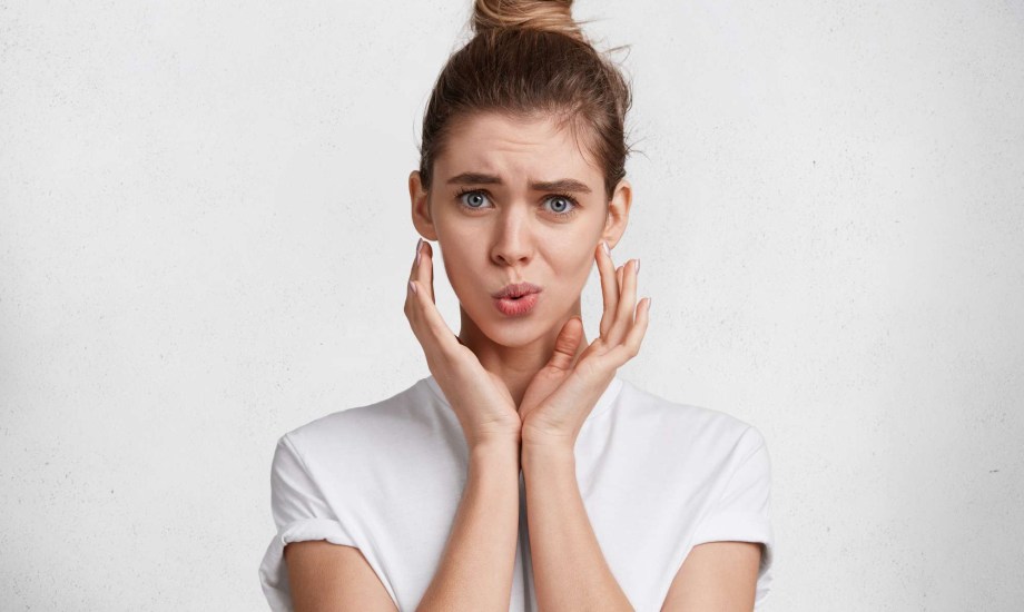 عادات يومية تدمّر البشرة