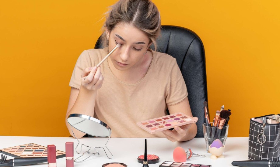 تجديد بشرتك بعد وضع مكياج ثقيل