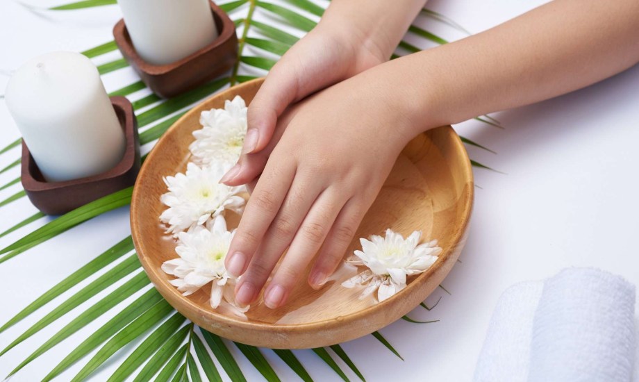 العناية باليدين