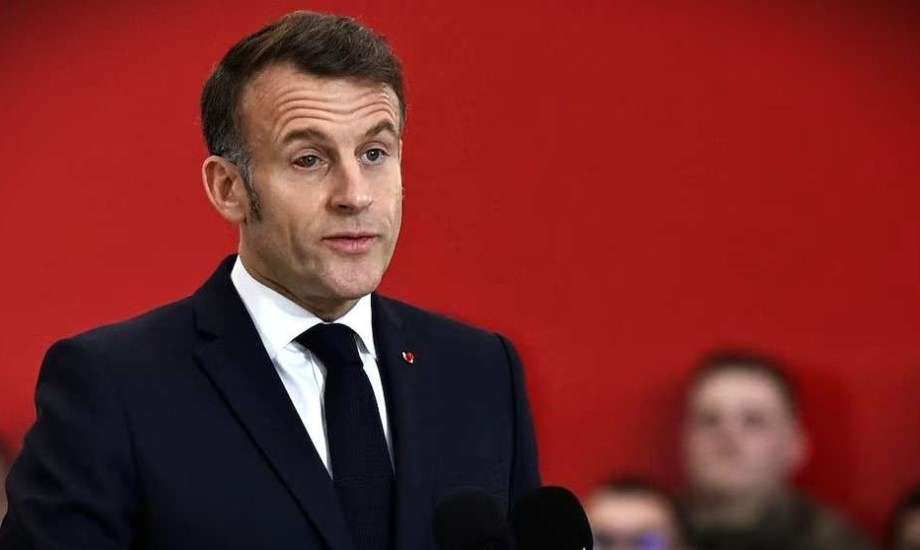 ظهور الرئيس ماكرون بعين حمراء