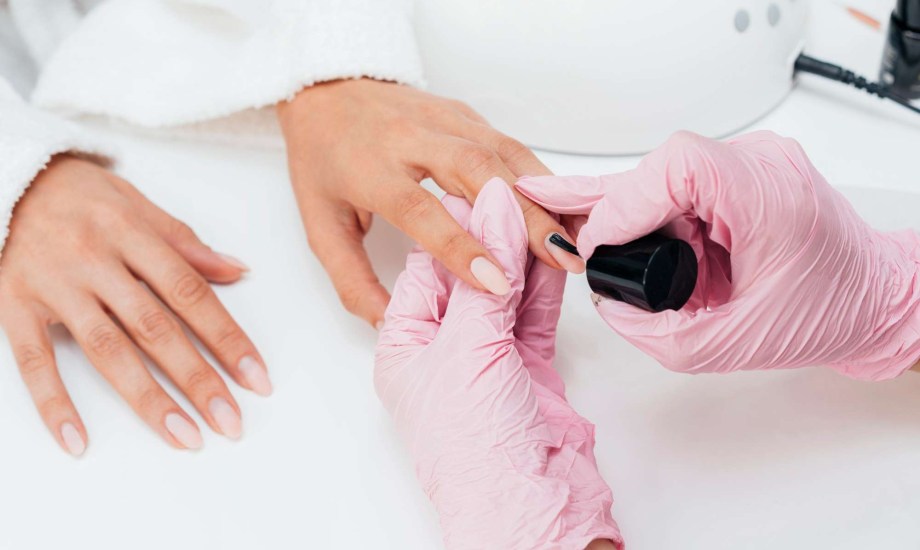 الأظافر الجل مميزاتها وعيوبها 