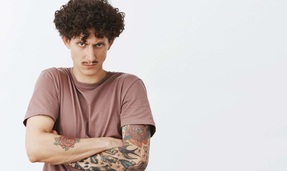 قصة رجل بولندي تكشف مخاطر مناعية خفية للتاتو الأحمر