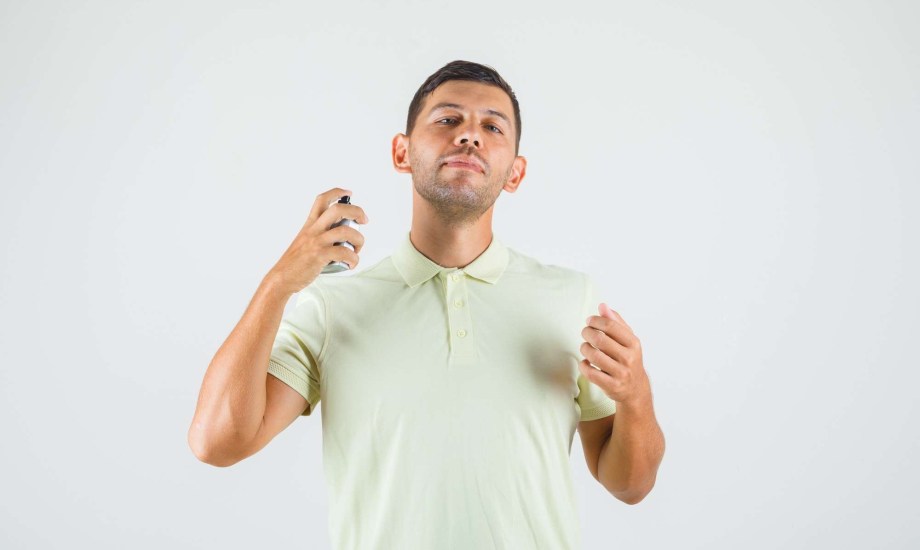 هل من الآمن رش العطر على الرقبة؟