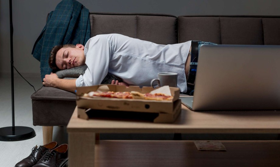 "غيبوبة الطعام" لماذا يهاجمنا النعاس بعد الوجبات الكبيرة