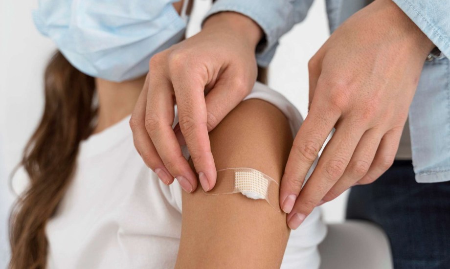 لاصقة مبتكرة تسرع التئام الجروح