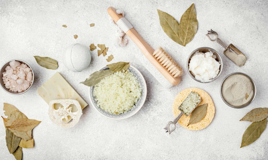 مقشرات طبيعية للوجه والجسم