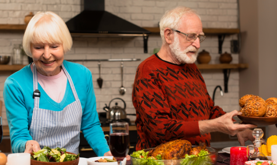 كبار السن يحرصون على إعداد وجباتهم في المنزل