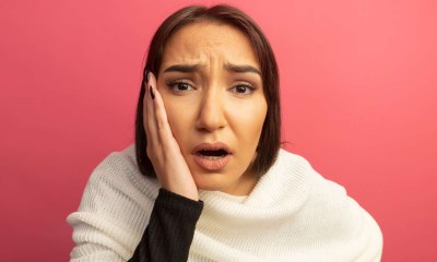 4 أطعمة ومشروبات تناولها ليلا يجنبك انتفاخ الوجه صباحا