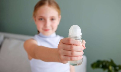 أنواع مزيل العرق المناسب لطفلك والطريقة الصحيحة لاستخدامه