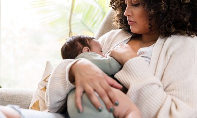 تنتقل الأجسام المضادة إلى الرضيع عبر حليب الأم