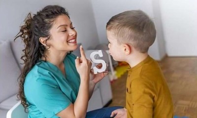 كيف يمكن للوالدين مساعدة طفلهم المصاب بالتلعثم؟