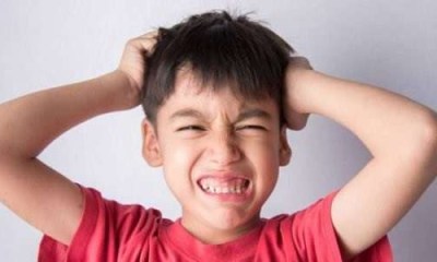 هل ضرب الطفل لرأسه أمر طبيعي؟