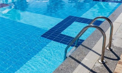 لا تغتر بنظافة الماء.. طفيلي خطير يتحدى الكلور وينتظرك في المسابح