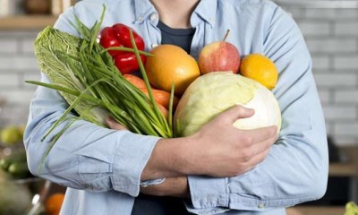 الرجال يخجلون من الأكل النباتي أمام أصدقائهم