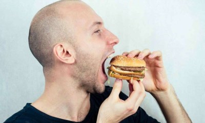 الرجال والوجبات الكسولة.. هل هي مشكلة عزوبية أم ثقافة طعام جديدة؟