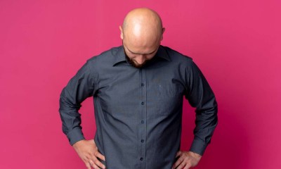 رجل يعاني من أورام الخصية