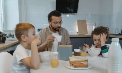 الآباء يساهمون في تشكيل عادات الأكل لدى أطفالهم
