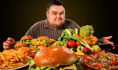 لماذا يأكل الرجال كميات مضاعفة في التجمعات؟