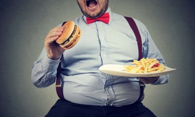 لماذا يأكل الرجال كميات مضاعفة في التجمعات؟