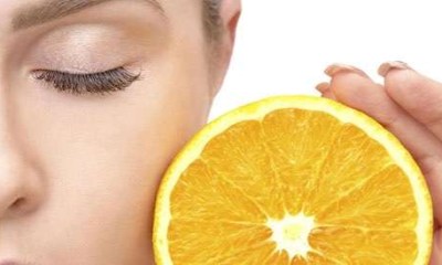 كيف يحمي فيتامين سي بشرتك ويجدد شبابها؟