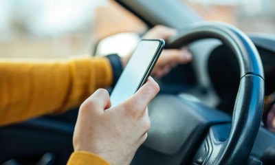 خطر على الطريق.. المراهقون يهدرون خمس وقت القيادة في الهواتف