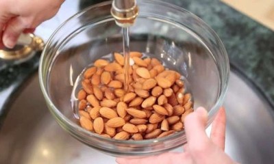 ماذا يحدث إذا تناولت 5 لوزات منقوعة كل يوم لمدة شهر؟