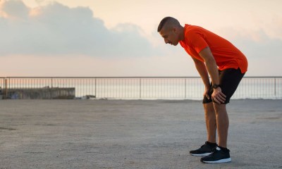 رجل مصاب بشد عضلي