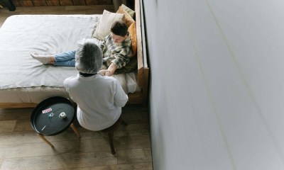 سيدة مصابة بورم في المبيض