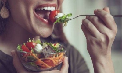 كيف يدعم النظام المتوسطي صحة الفم؟